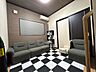 洋室：【洋室2】約4.9帖。使い勝手の良い洋室。子ども部屋や趣味のお部屋、書斎としても活用できる空間です。