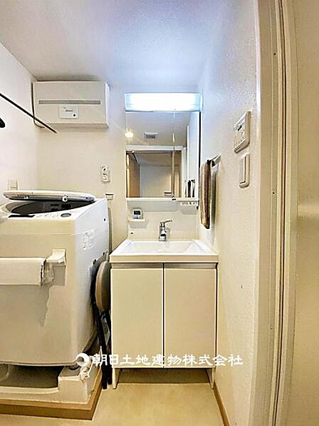 清潔感溢れるスタイリッシュなデザインの洗面化粧台