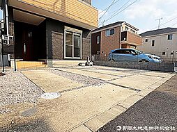 余裕を持った敷地に広い駐車スペース、広い前面道路が魅力です