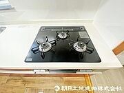 【キッチン】3つのコンロで同時調理が可能な、効率的で快適なキッチンスペースです
