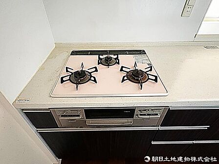 広い調理スペースが女性に人気のキッチンです 3口コンロでお料理のしやすさも特徴的。