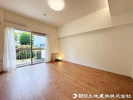 大きな窓からたっぷりと陽光が注がれる明るいお部屋です