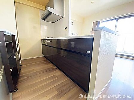 使い勝手の良いシステムキッチンです。調理スペースが確保されており、収納も充実した毎日の料理がしやすい設計です。