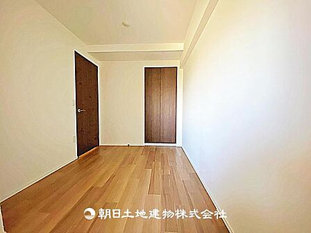 寝室に適した居室です。プライベート性が高く、落ち着いた時間を過ごせる空間となっています。