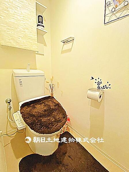 清潔感のあるトイレ空間です。シンプルな仕様でお手入れもしやすく、日常使いに安心して使える設備です。