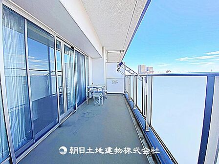幅広バルコニーでくつろぎの時間も楽しめます。コーヒーを飲みながら日光浴や読書もできる快適な空間です。