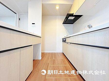 奥様が長い時間を過ごすキッチンは、使い勝手の良い家事動線で、家族とのコミュニケーションがはかれるキッチンを採用しています。