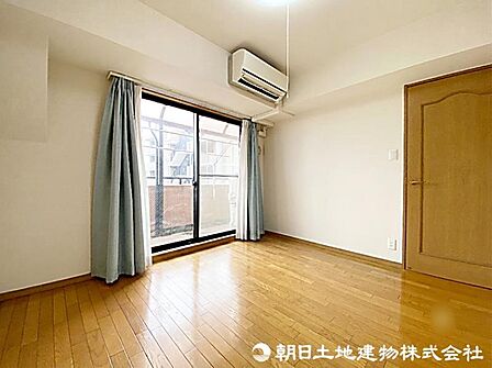 バルコニーに面した明るい洋室