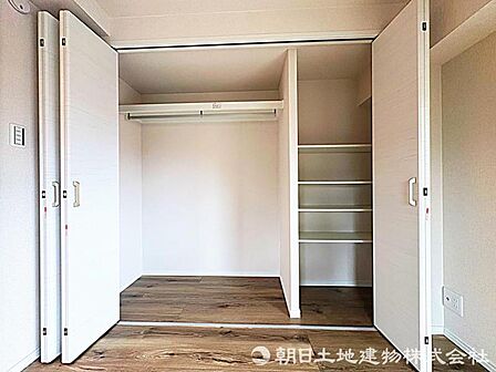 大容量の収納スペースを備え、衣類や荷物をすっきり整理できる使い勝手の良い収納です。
