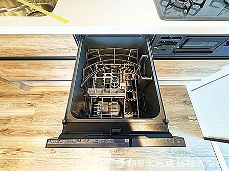 食後の片付けを軽減し、毎日の家事を快適にサポートする便利な食洗器です。