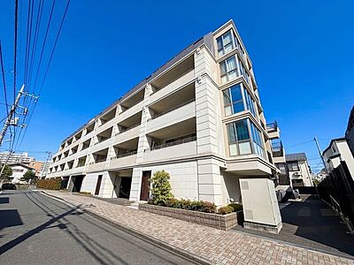 外観:「戸塚」駅徒歩9分の好立地に佇む、2019年築の洗練された低層レジデンス。白を基調としたスタイリッシュで高級感のある外観デザインが目を引きます。周囲の街並みとも美しく調和する上品な佇まいです。 外観:「戸塚」駅徒歩9分の好立地に佇む、2019年築の洗練された低層レジデンス。白を基調としたスタイリッシュで高級感のある外観デザインが目を引きます。周囲の街並みとも美しく調和する上品な佇まいです。