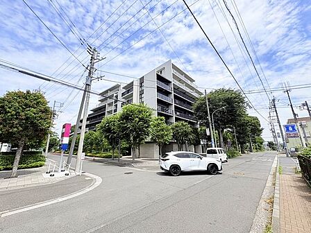 【外観】8階建の5階部分にふさわしい存在感をスマートに放つ、スタイリッシュな外観デザイン。周囲の街並みとクリーンに調和し、洗練されたレジデンスライフを確実に表現します。