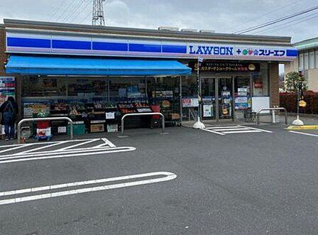 ローソン・スリーエフ保土ヶ谷仏向町店まで徒歩1分（80m）の近さ。目の前感覚で頼れる抜群の利便性が、アクティブに動き回る子育て世代の急なお買い物や多忙な毎日をスマートに、強力にバックアップ。