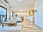 リビングは家族が自然と集まる、明るく開放的な空間設計。大きな窓からたっぷりと光を取り込み、心地よい風が通り抜けます。収納スペースも確保しているため、日用品やお子さまのおもちゃなどもすっきり整理整頓。