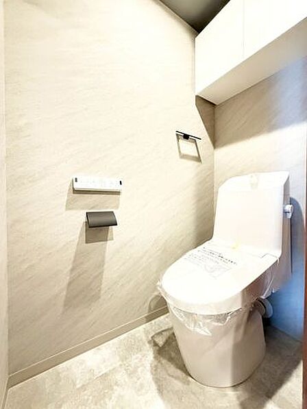 【トイレ】ウォシュレットのついた温水洗浄便座のトイレです。暖房便座、脱臭、乾燥機能などを搭載し、トイレットペーパーの使用量を減らして清潔を保ちます。