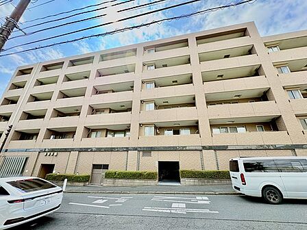 【外観】総戸数104戸の堂々たるスケール感を誇る佇まい。ライオンズブランドならではの品格ある外観デザインが、住まう誇りを確実な形として叶えます。