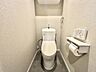 トイレ：トイレ上部には収納がついており、トイレットペーパーの予備やお掃除道具の収納に便利です。もちろんをシュレット機能付き。