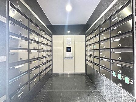 集合ポストと不在時にも荷物を受け取れる宅配ボックス完備。