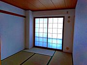 バルコニーに面した和室も日当たり良好。