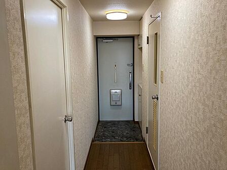 LDKのドアを開けると玄関が見えます。