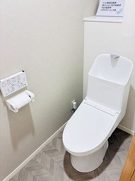 ホワイトカラーで統一された、清潔感があるトイレです。