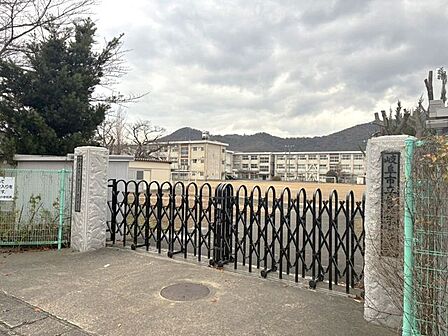 長森北小学校 950m