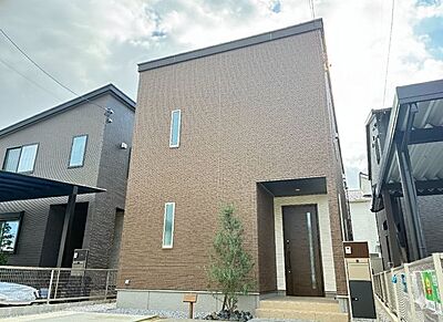 外観:毎日見る外観だからこそ、飽きのこない落ち着いた色合いがうれしい。季節の花々や木々を鉢に植え、マイホームをおしゃれに演出してみるのも楽しそうです♪ 外観:毎日見る外観だからこそ、飽きのこない落ち着いた色合いがうれしい。季節の花々や木々を鉢に植え、マイホームをおしゃれに演出してみるのも楽しそうです♪
