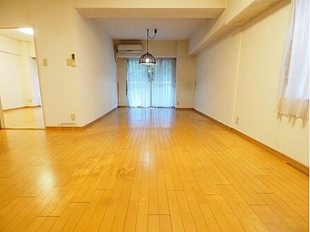 奥行きのある広々LDKで家具配置の自由度も高い空間。