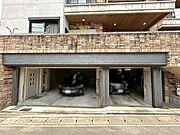 自動シャッター付き車庫！4台駐車可能です♪　※駐車可能台数は車種によります