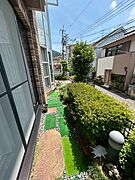 1Ｆポーチ横から。南向きで明るいお庭スペースが広がっております♪