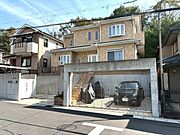 電動シャッター付き駐車場あり！計3台駐車可能（駐車可能台数は車種により異なります）