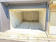 シャッター付きの掘り込み車庫！（※車種により駐車不可の場合があります）