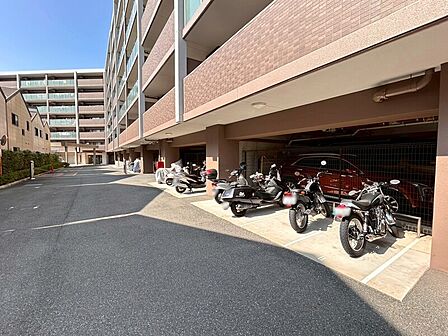 バイク置場:500円~1,000円/月、駐輪場:100円~500円/月 ※最新状況は要問合せ