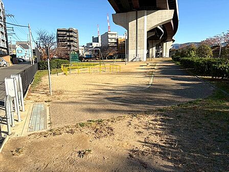 マンション目の前に公園がございます♪