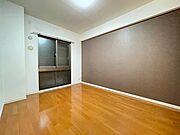 洋室6帖。アクセントクロスがオシャレ♪