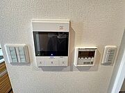 ＴＶモニターフォン付きですので、お部屋から1階エントランスの来訪者の確認ができます♪右側は給湯器、床暖房のリモコンです！