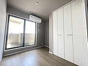 約3．7帖の洋室！東側からの採光があり、明るいお部屋です♪