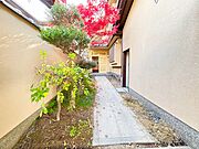 玄関までの石畳が風情たっぷり。紅葉の時期はモミジがとっても綺麗です♪