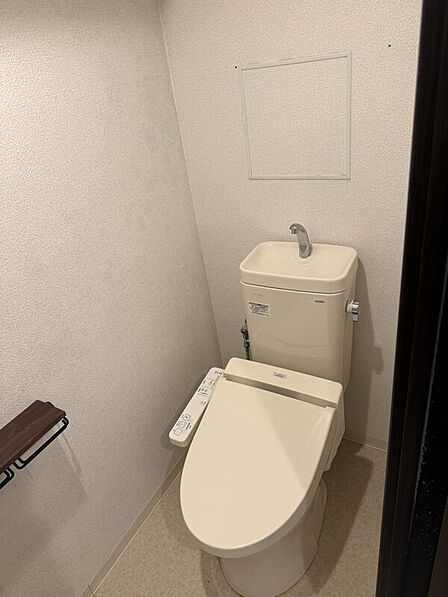 温水洗浄便座付きトイレです♪