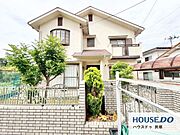 閑静な住宅街に位置しながら、開けた景色も魅力です。周辺は落ち着いた街並みで、ゆったりとした住環境が広がります。※写真はCG加工により家具などを削除しています。