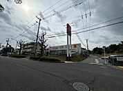 ウエルシア富田林津々山台店（379m）