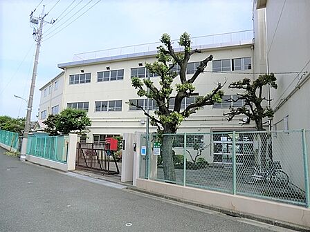 通学路は穏やかな住宅街の中の道なので、お子さんの通学も安心。