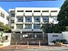 周辺：通学路は穏やかな住宅街の中の道なので、お子さんの通学も安心。
