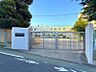 周辺：通学路は穏やかな住宅街の中の道なので、お子さんの通学も安心。