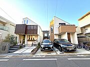 周囲と調和しながらも、シャープなデザインが印象的。洗練された存在感を放つ外観です。