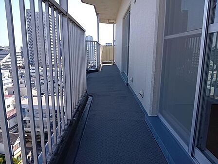 お洗濯物やお布団などの大物もスムーズに干すことができる、生活に密着した機能的な屋外スペースです。ちょっとした気分転換の場としても活用できます。