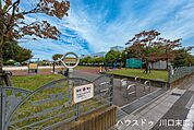 朝日中央公園広々とした敷地に遊具やベンチが整い、子どもから大人までのびのび過ごせる公園。散歩や子どもの外遊びにちょうど良い、地域の憩いの場です。 770m