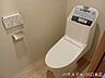 トイレ：清潔感のあるシンプルなフォルムの温水洗浄便座付きトイレです。壁掛けタイプのリモコンを採用することで、限られた空間をすっきりと機能的に仕上げています。