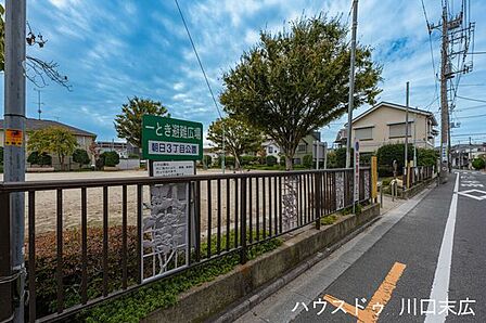 朝日三丁目公園 住宅街にある身近な公園で、遊具やベンチが整い、子どもの外遊びや大人の散歩に最適。日常使いしやすい、地域に親しまれる憩いのスポットです。 160m