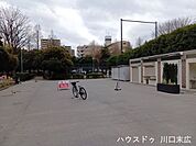 中青木公園手入れの行き届いた園内には遊具や広場が揃い、親子で安心して遊べる環境です。駐車場や無料のテニスコートも完備され、気軽にスポーツや散策を楽しめます。（9:00～16:00） 240m